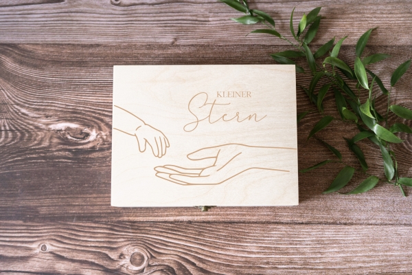 Holzbox Klappdeckel mit Scharniere und Verschluss, Gravur mit Hände Spruch und Namen